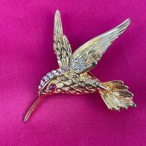 Vintage Gold tone Hummingbird Ruby Red Eye Clear Crystal Rhinestone Broo…